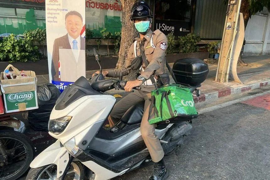 Cop with a golden heart - Thai policeman delivers Grab order on behalf of rider who faints and crashes his bike - Vimarsana News