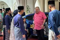 Sultan Ibrahim joins thousands at Johor MB's Raya open house
