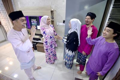 (from left) Neighbours Wa\'ie Zulkafli, Nur\'Amirah Zulkapli, Ain Sheefa Ramadan, Ahmad Allnuffairie Ramadan and Raja Firdy Armand Shah celebrating Raya together at Bandar Puncak Alam. — RAJA FAISAL HISHAN/The Star