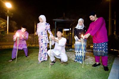 (fron left) Neighbours Raja Firdy Armand Shah, Nur\'Amirah Zulkapli, Wa\'ie Zulkafli, Ahmad Allnuffairie Ramadan and Ain Sheefa Ramadan celebrating Raya together at Bandar Puncak Alam. — RAJA FAISAL HISHAN/The Star