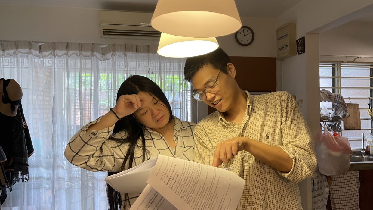 Tang (left) and director Tung taking down the intricacies of language during a rehearsal session for the theatre show 'Material Woman In The Beauty World'. Photo: Handout