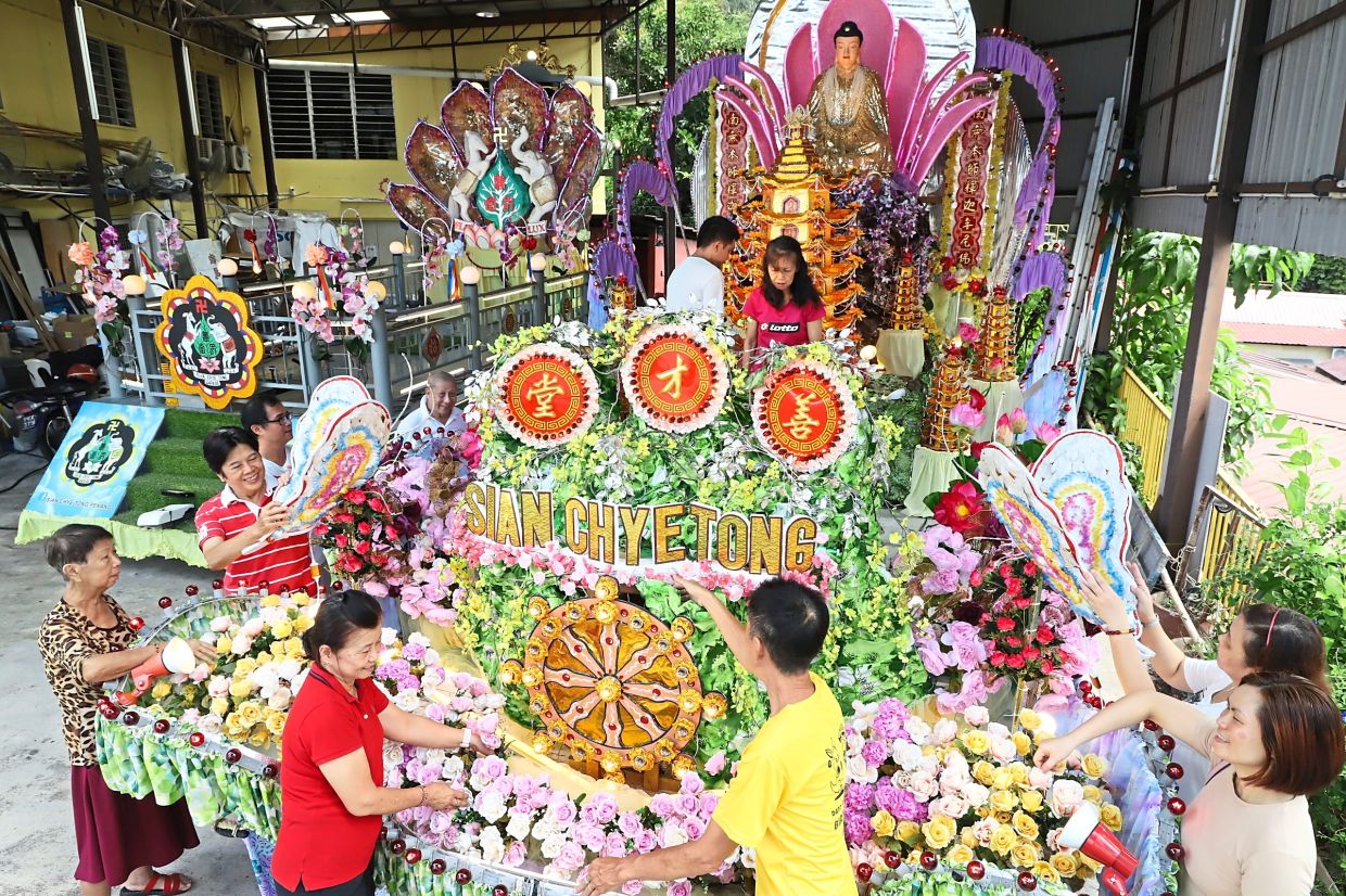 Golden pagoda set to shine at Wesak Day parade - Vimarsana News