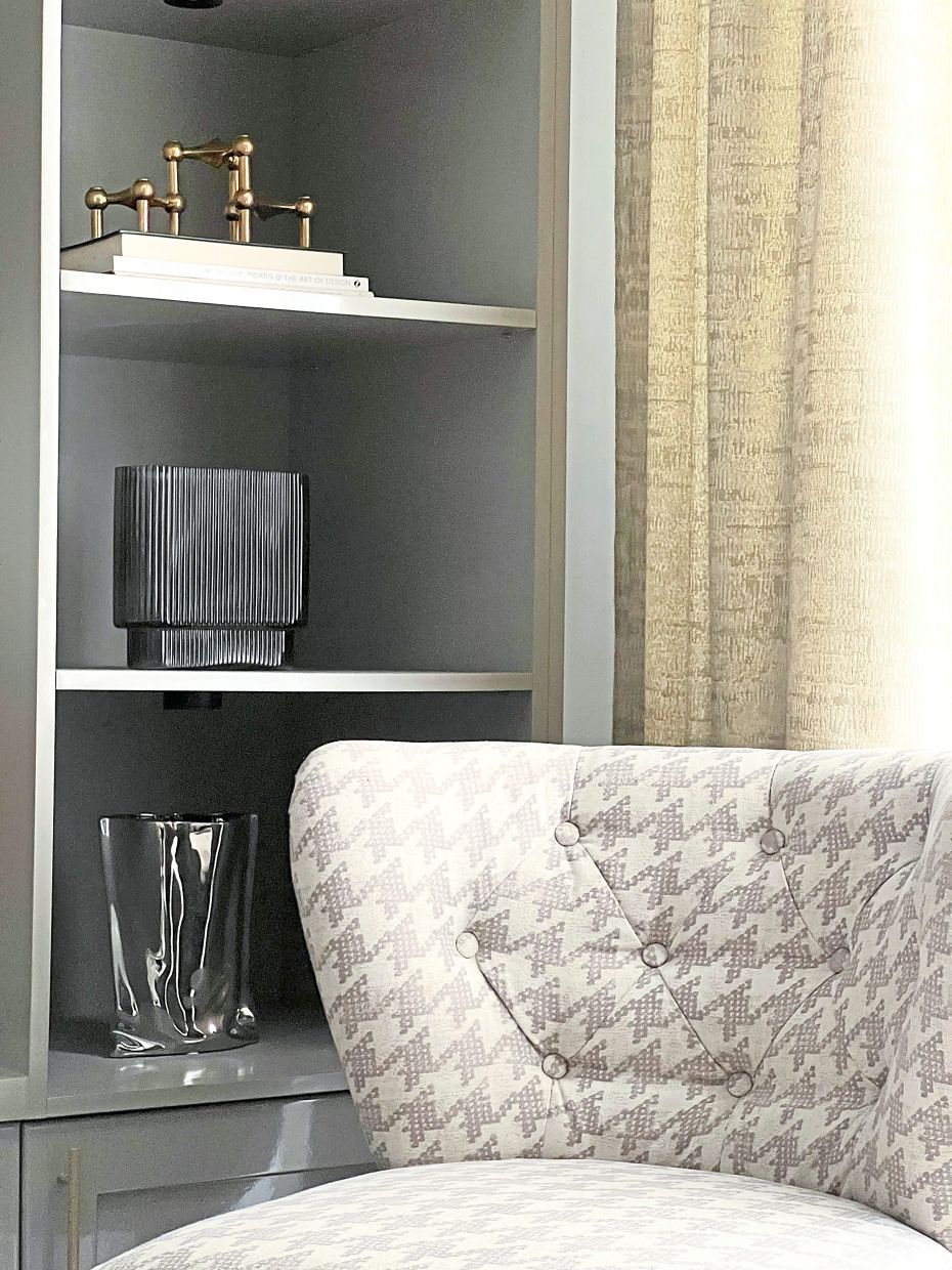 Displayed in different nooks and corners are unique vases and art decor pieces, which are carefully curated.