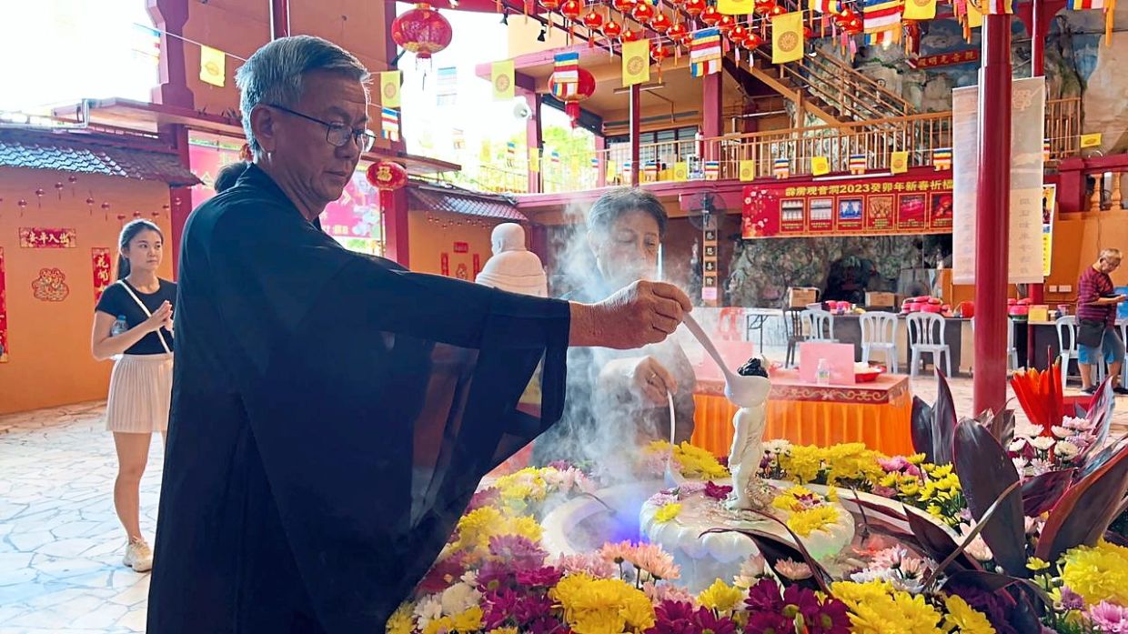 No price hike for prayer items at Buddhist temple - Vimarsana News