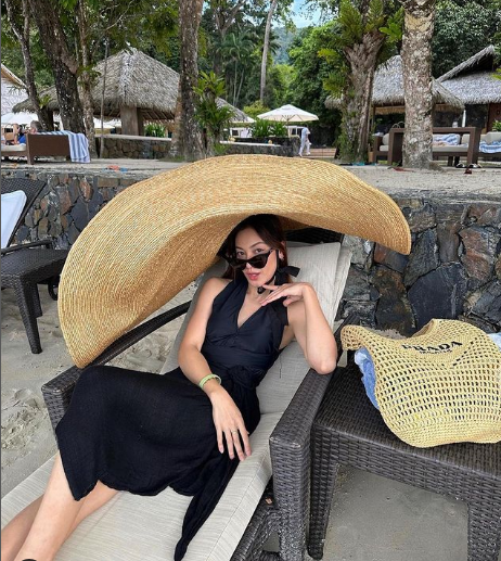 Singer Daiyan Trisha poses in Hanna B’s humongous straw hat designed byHanna B. Photo: Instagram/gethanna_b