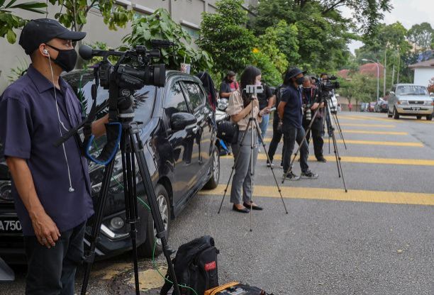 'Let the media do its job' - Vimarsana News