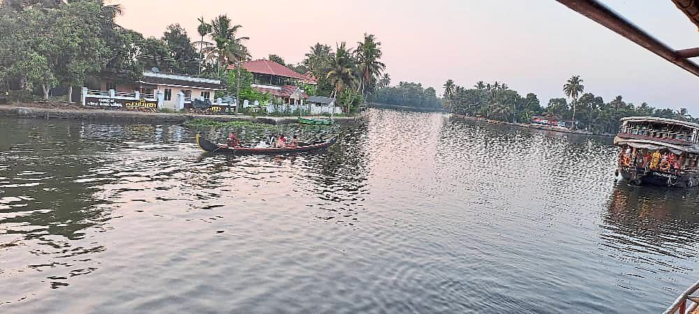 Houseboats cruising along the backwaters of Alleppey. — Photos: THIAGAN MATHIAPARANAM