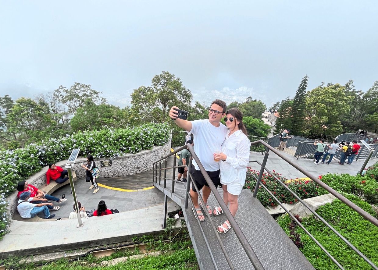 Tourists visit Penang Hill to escape city's heat - Vimarsana News
