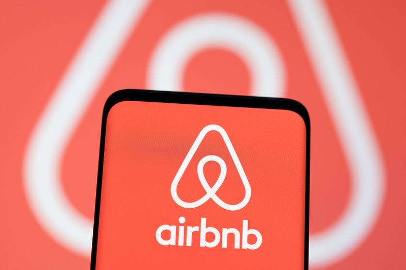 Airbnb forecasts fewer bookings, lower prices in Q2; shares slump The