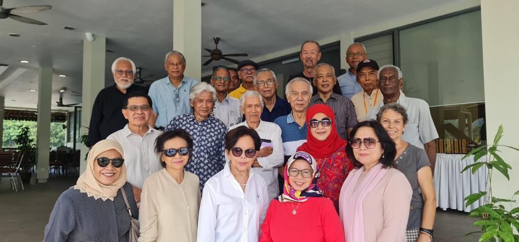 George and Thanda at a reunion with former students. - W. GEORGE