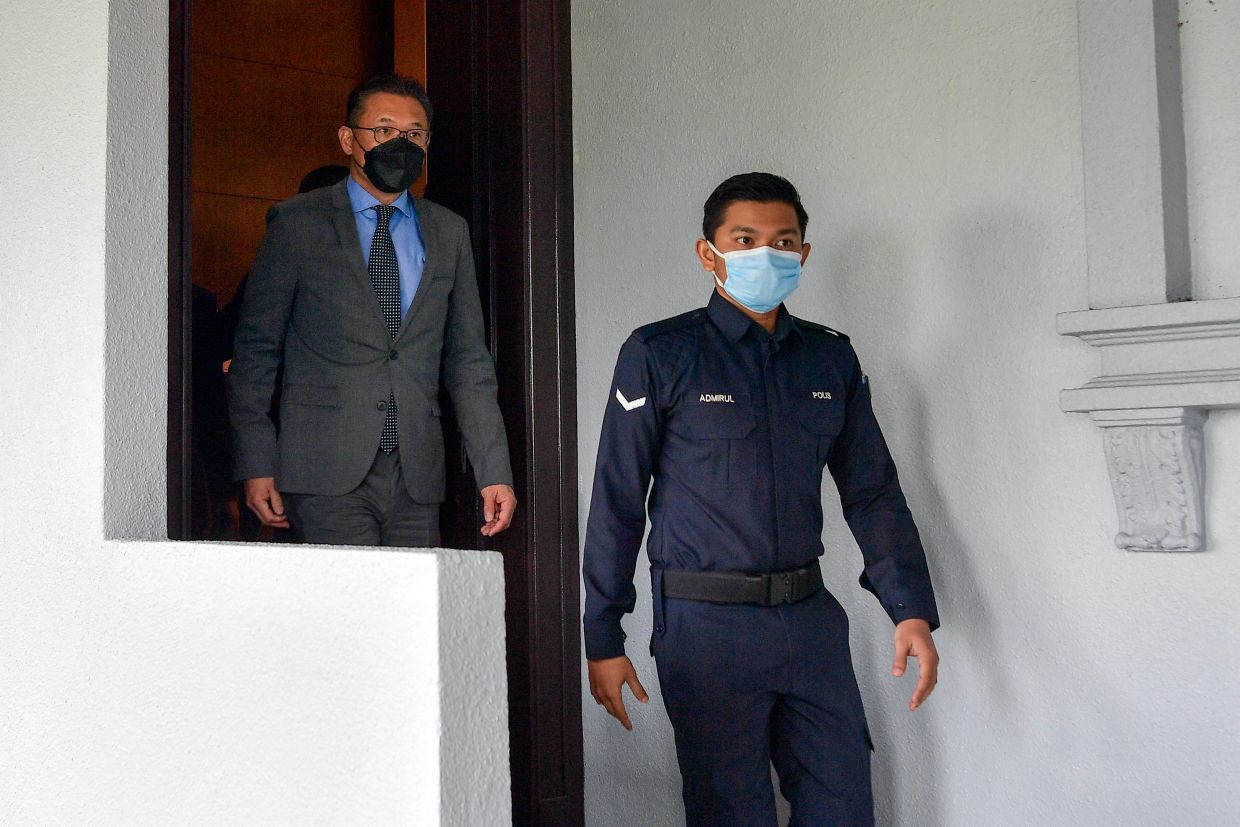 'Datuk Seri' denies soliciting, accepting RM15mil in bribes - Vimarsana News