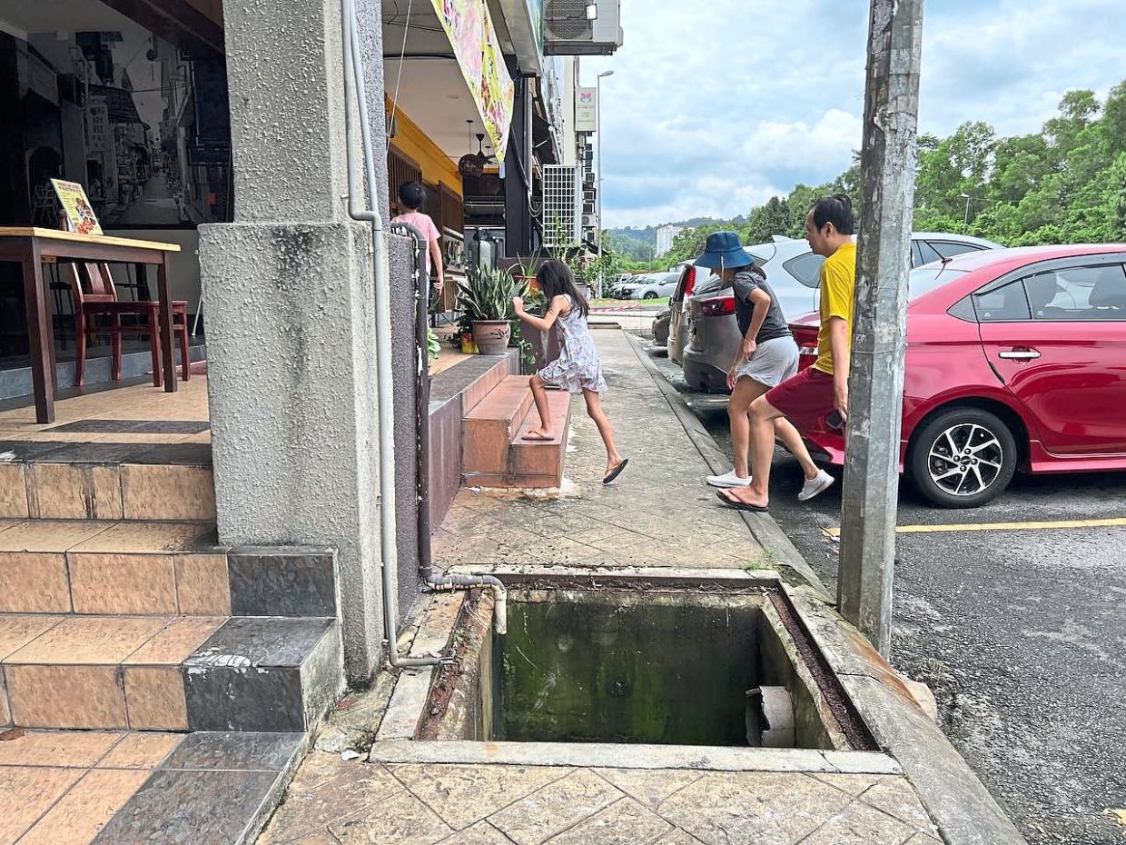 Missing drain covers in Bandar Puteri Puchong pose danger - Vimarsana News