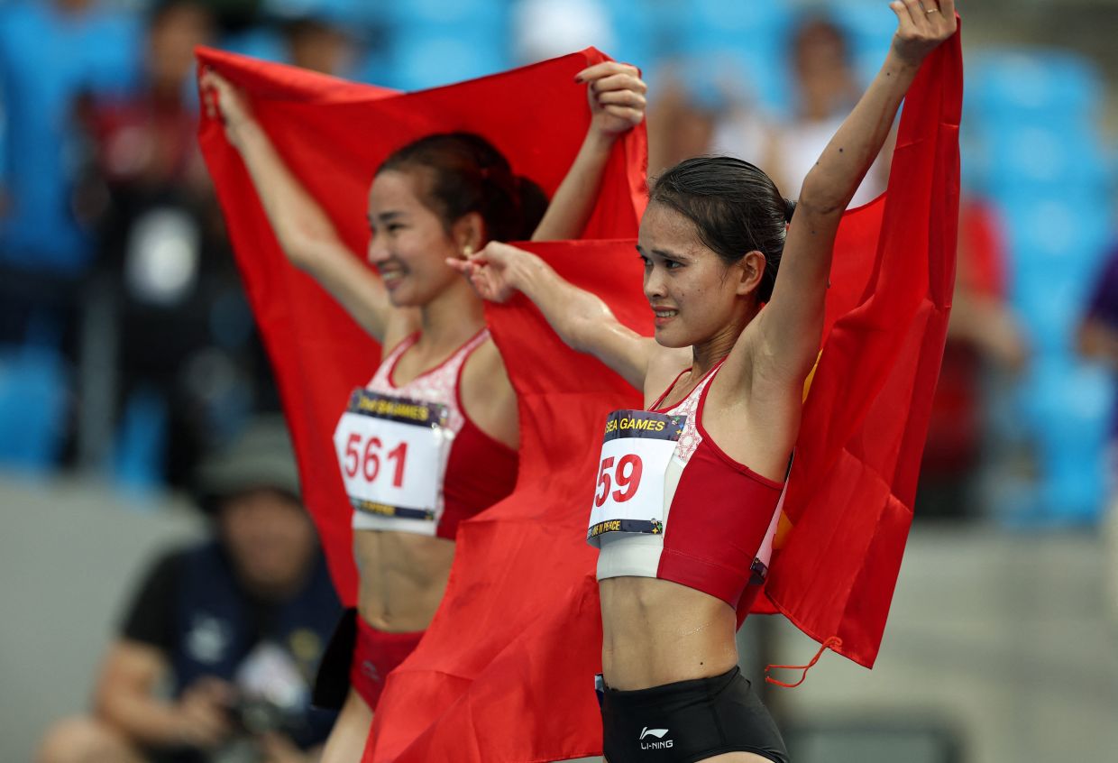 A double delight. Women's 10000m gold medallist Vietnam's Thi Oanh Nguyen and silver medallist Vietnam's Thi Hong Le Pham celebrate during the medal ceremony of the ASEAN Games at the Morodok Techo National Stadium, Phnom Penh, Cambodia on Friday, May 12, 2023. - Reuters