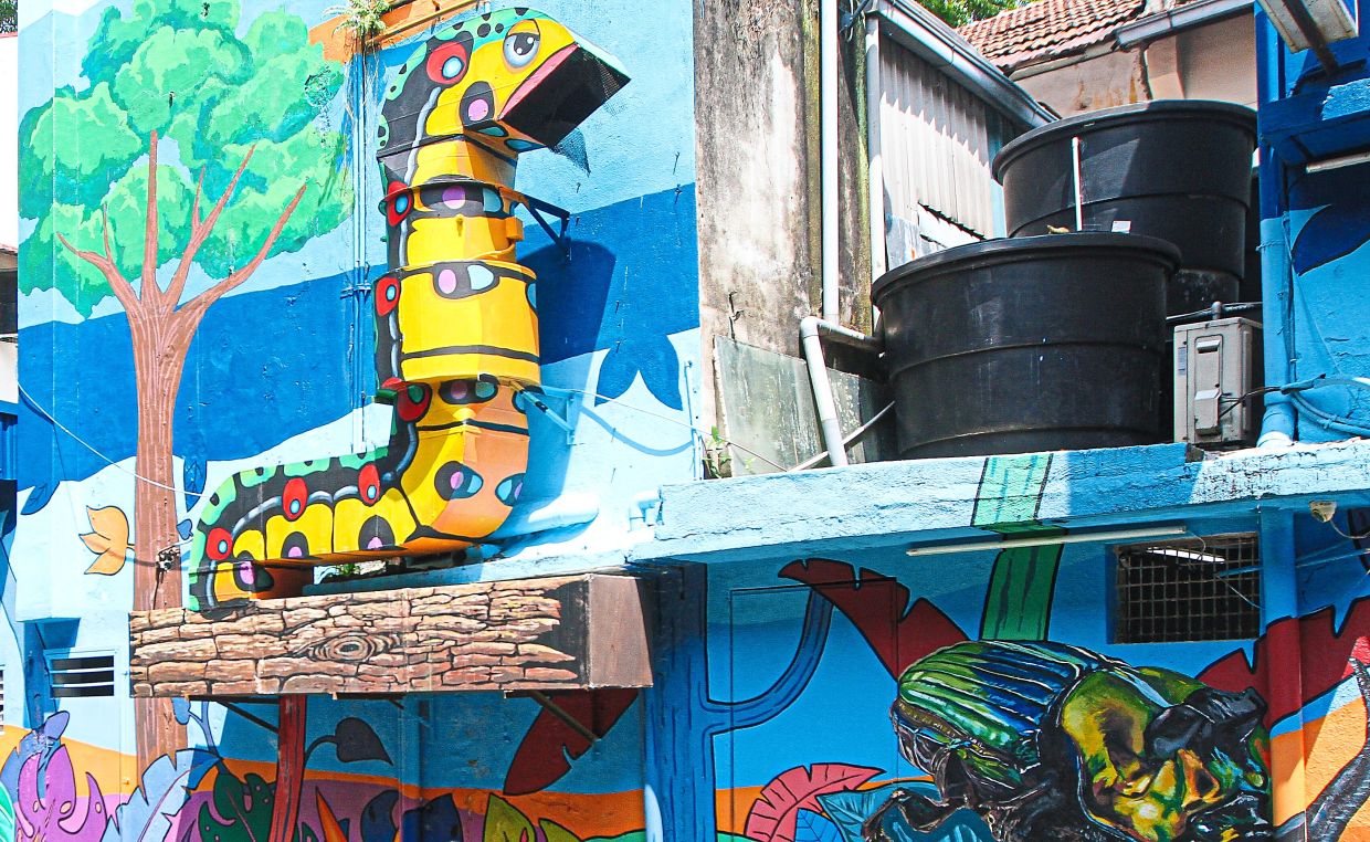 DBKL’s creative team incorporated this restaurant’s exhaust fan and turned it into a giant caterpillar as part of a mural in the back lane of Lorong Alor in Bukit Bintang.