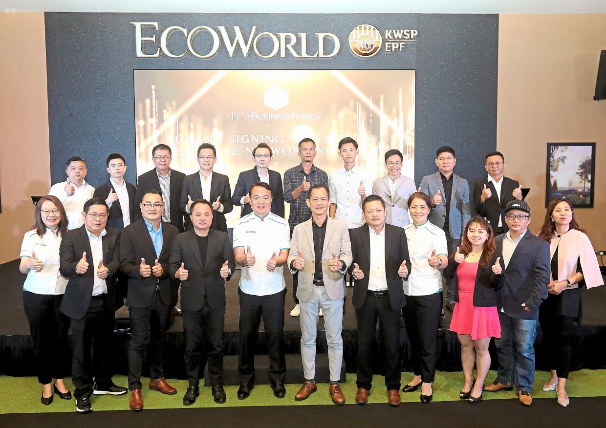 At the signing ceremony for Eco Business Park V's industrial lands and factories: Chang (first row, fifth from the left) with along with the buyers.
