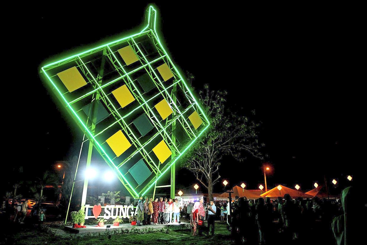 Giant ketupat draws crowds to Sg Siput - Vimarsana News