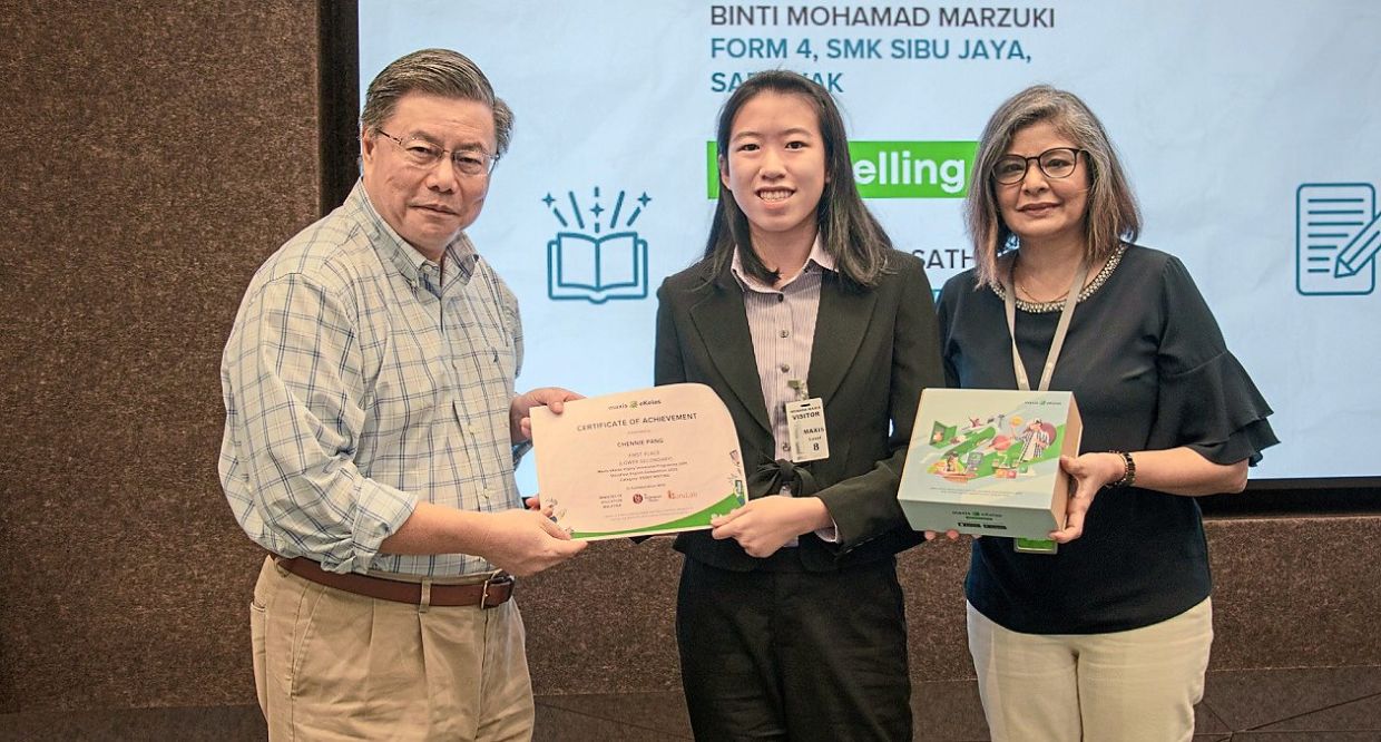 Maxis CEO Goh Seow Eng (left) and chief corporate affairs officer Mariam Bevi Batcha (right) presenting a certificate and prize to Chennie Pang, one of the winners in the Maxis eKelas HIP StoryFest English Competition 2022.