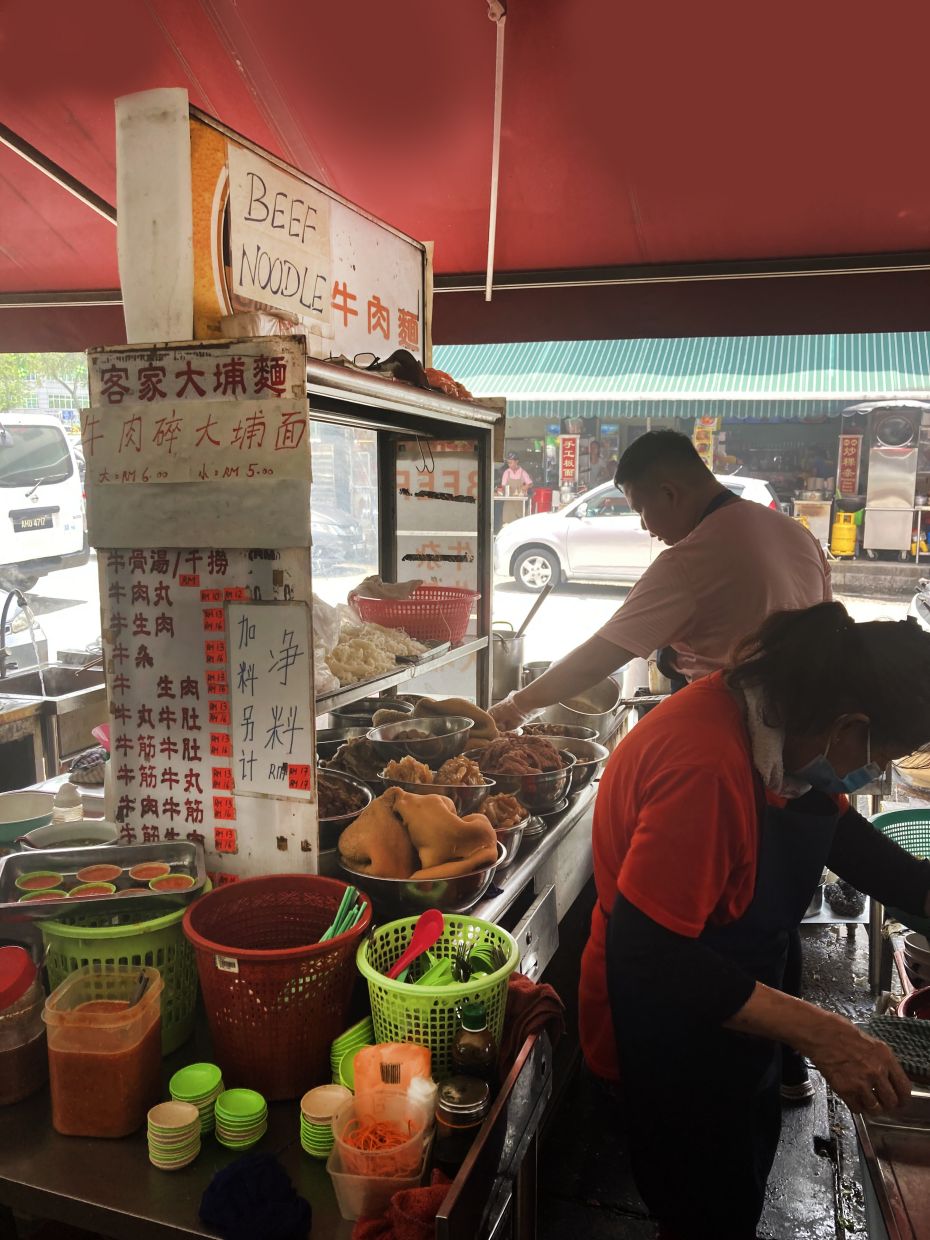 The stall doesn’t have a name and just says Hakka beef noodles in Chinese.
