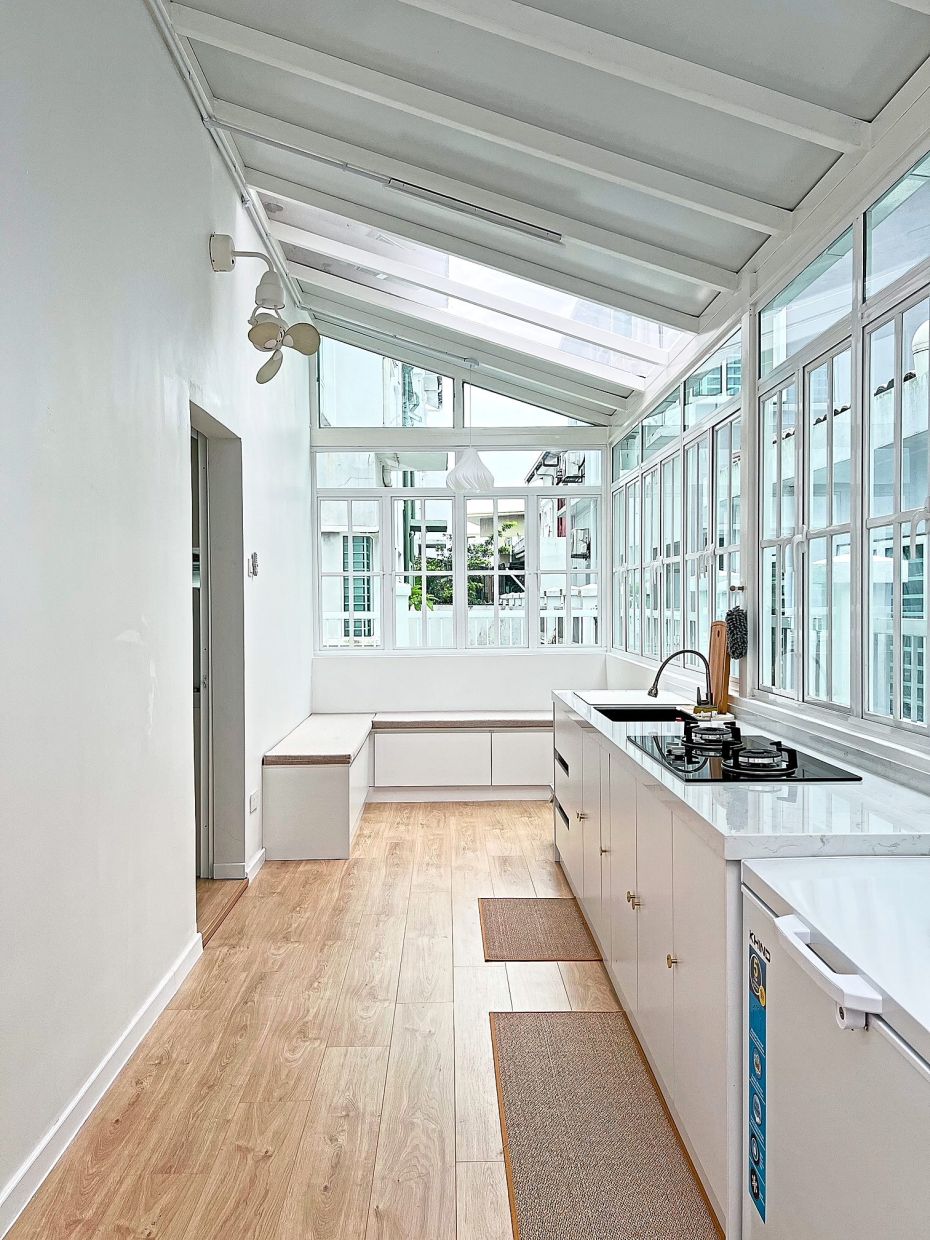 Generous use of window panes allows the wet kitchen to be flooded with ample daylight, creating a bright and airy atmosphere.