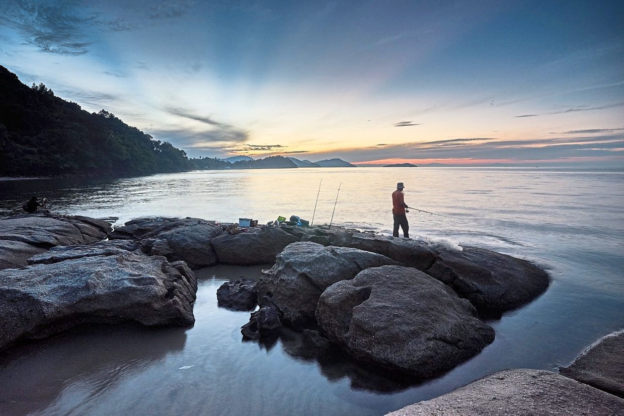The best time to carry out beach fishing is in the morning or at night. Tide is also an important factor in determining the activity..
