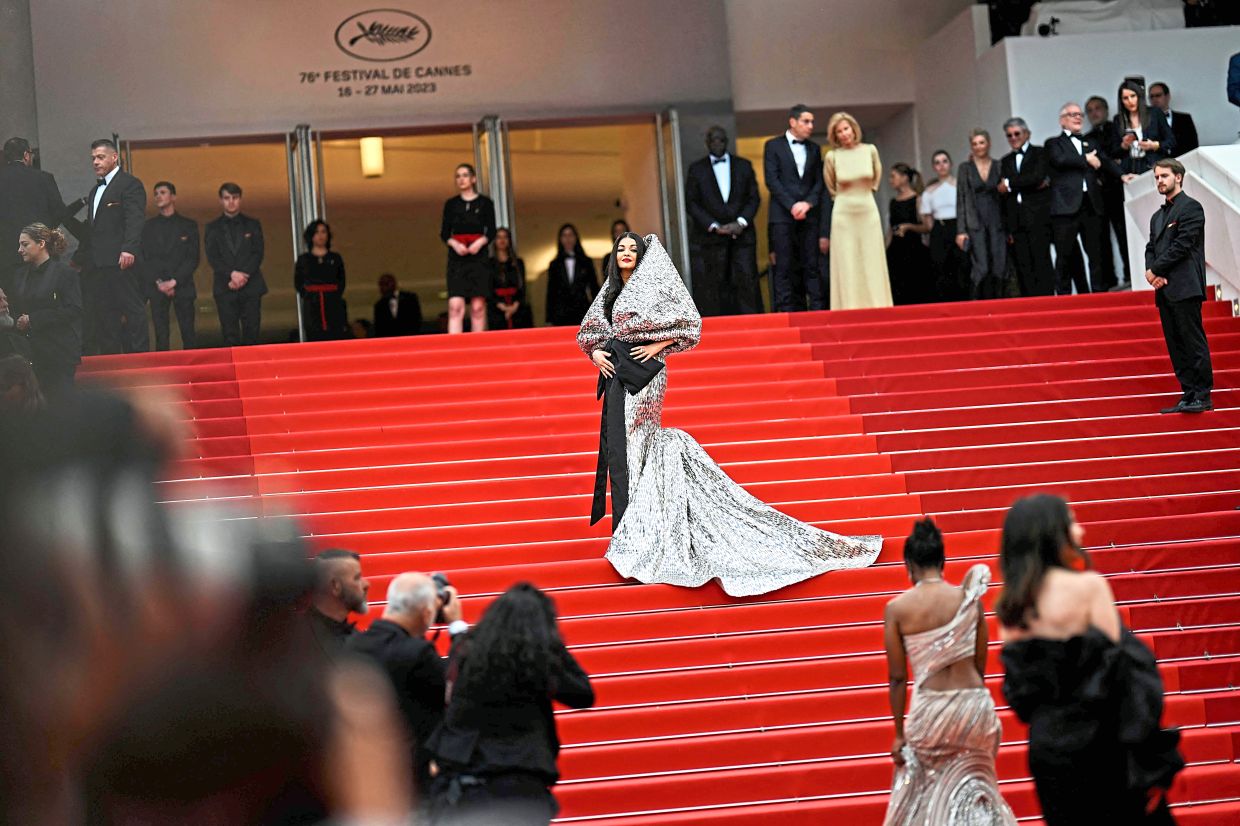 Aishwarya Rai glittered in a metallic outfit. Photo: AFP