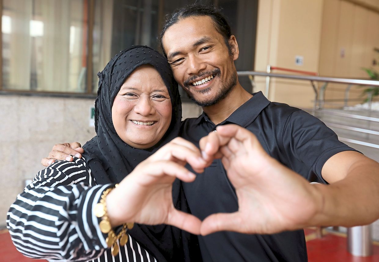 Mazlinda and Fareed who are former colleagues at a media company, share their love story.