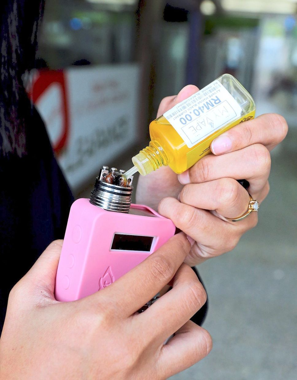 Ecigarettes contain a certain number of harmful substances, although not as many as in a regular cigarette, and many of them also have nicotine, which is highly addictive.