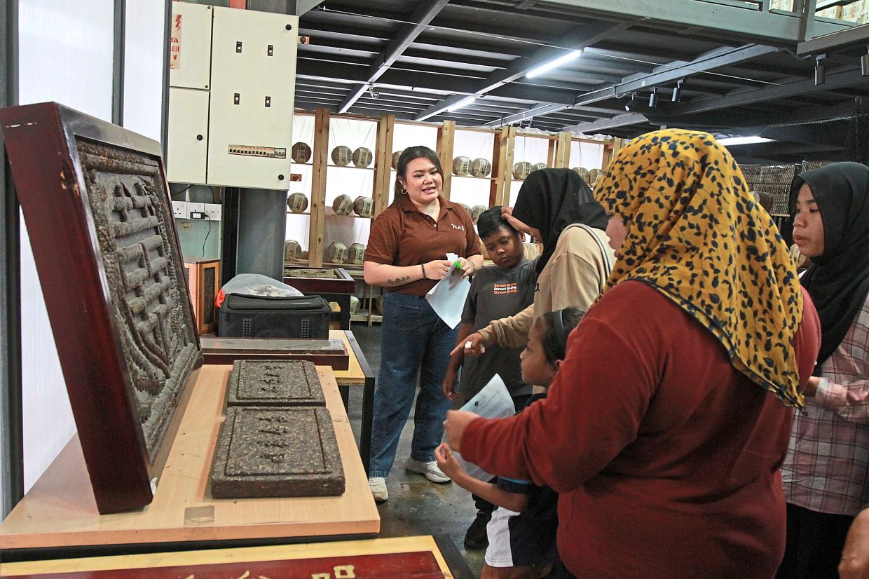 An employee at Tea X Hub explaining the tea storage process.