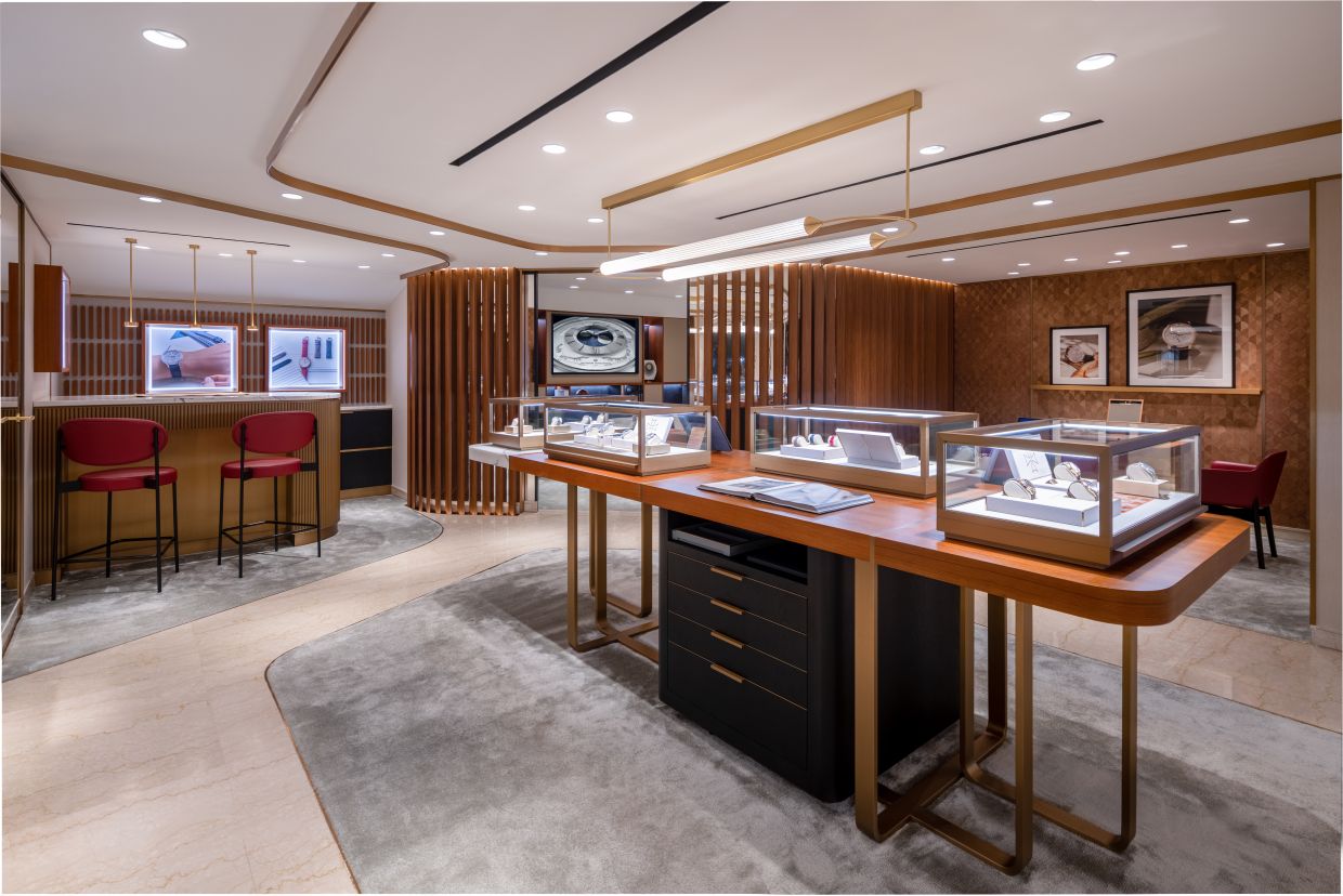 The boutique’s interior has an intimate and inviting atmosphere that awaits watch enthusiasts and collectors, ensuring they receive personalised attention and an unforgettable experience. 