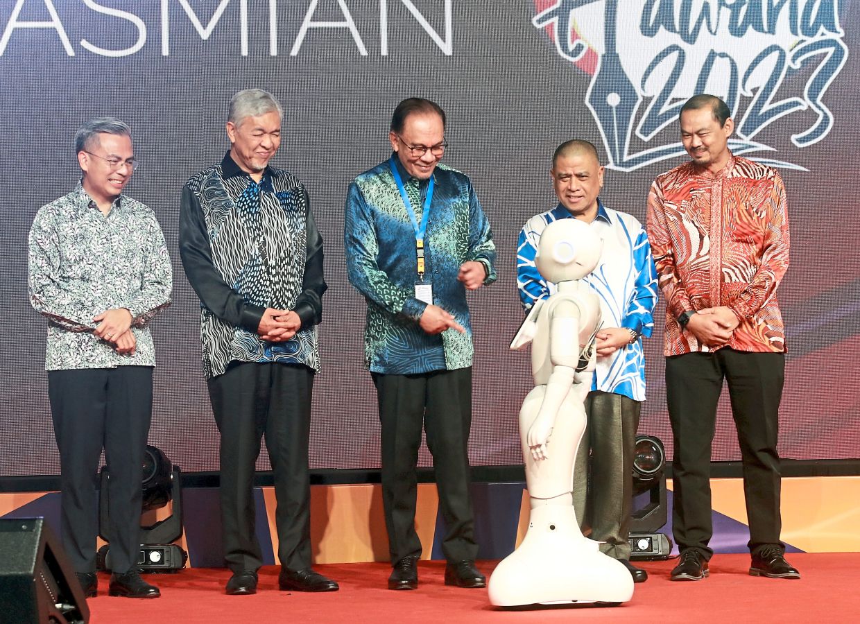 PM: Media free to criticise the govt - Vimarsana News