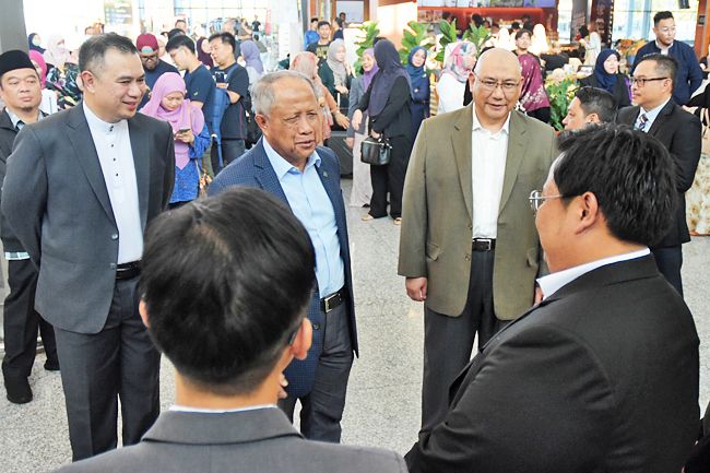 Officers head to Singapore for work placement - Vimarsana News