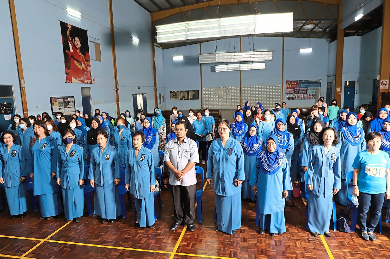 (Left, from fifth) Chan and Hafife with the Penang Girl Guides district commissioners, leaders and teachers. — Photos: LIM BENG TATT/The Star