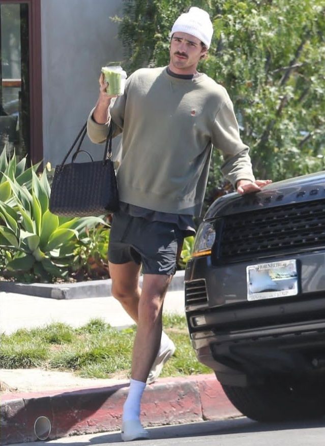 Model and actor Jacob Elordi contrasts his athleisure wear with Bottega Veneta’s luxe ‘Andiamo’ bag. Photo: Instagram/justjared Instagram