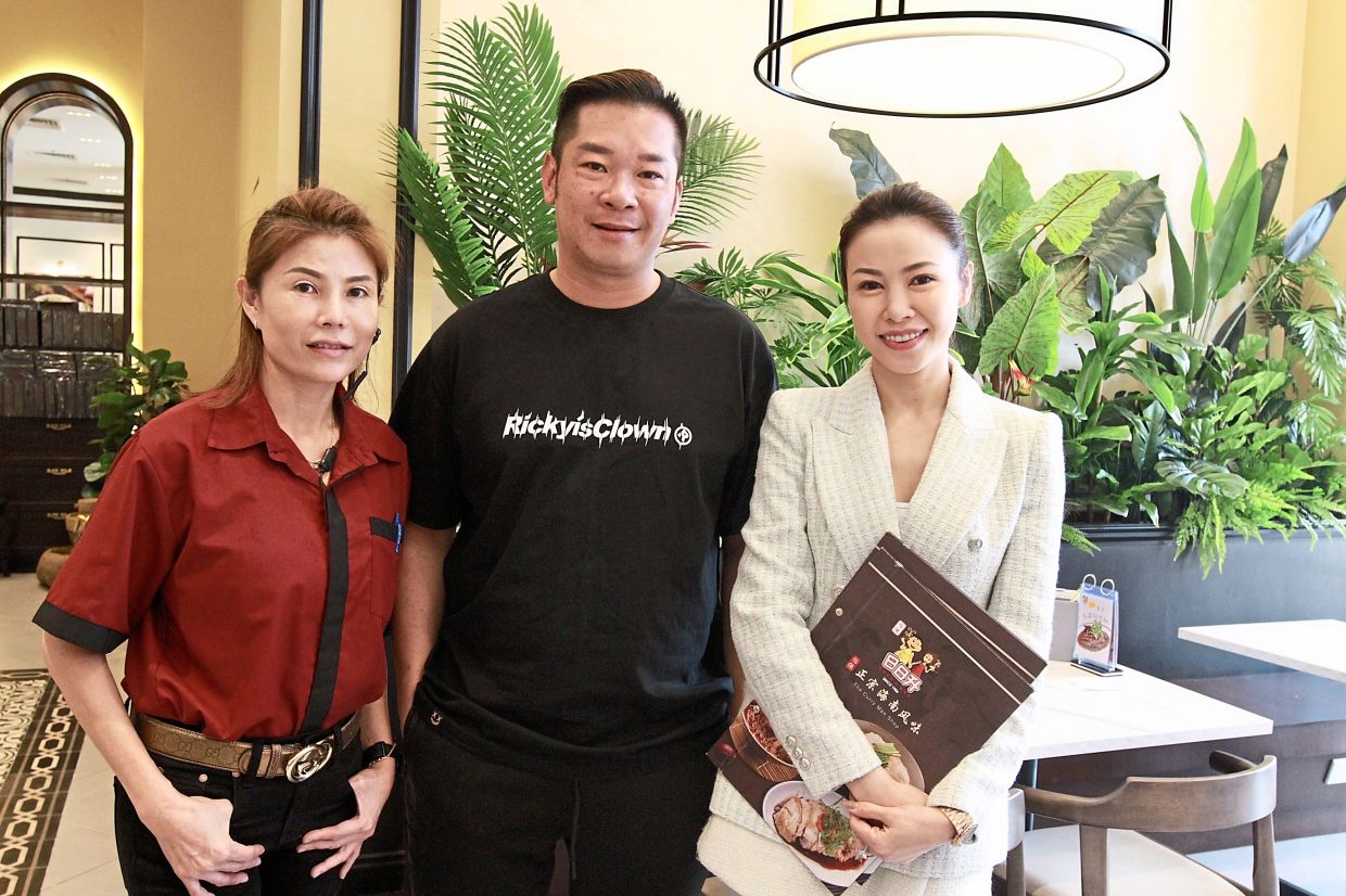 (From left) Jes, Jeffrey and Denise are the owners and family members behind the nearly 40-year-old Yat Yat Seng’s first restaurant in the Klang Valley. 