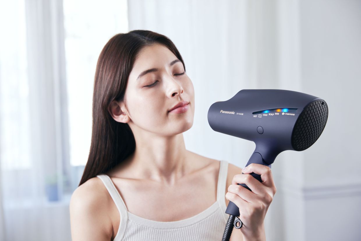 In Skin Care mode, the nanoe Hair Dryer will help make your skin become more moisturised as it aids in retaining moisture.