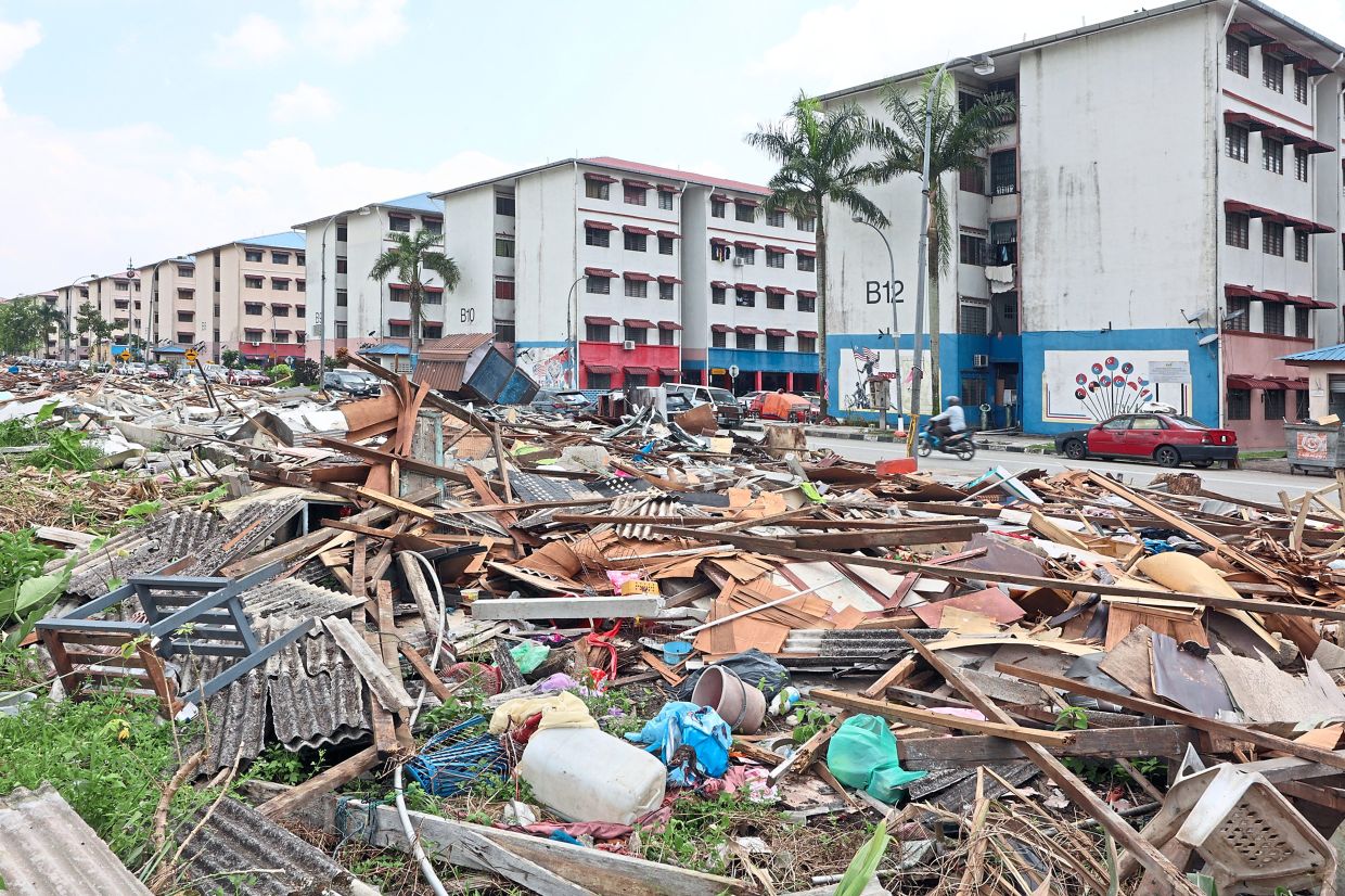 The rubble after the demolition of illegal stalls at the PPR. 