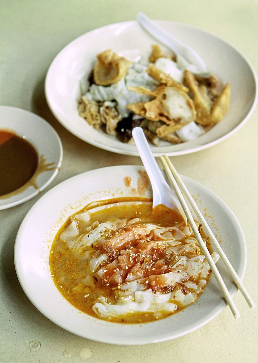 Curry chee cheong fun (bottom) is a popular dish in Selangor.