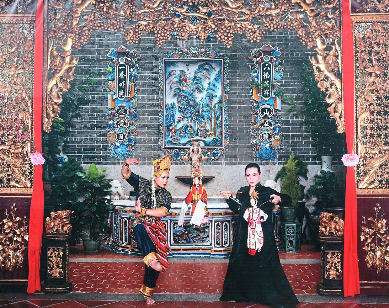 A Mak Yong performer and a Chinese puppeteer posing for Koo at the Pinang Peranakan Mansion.