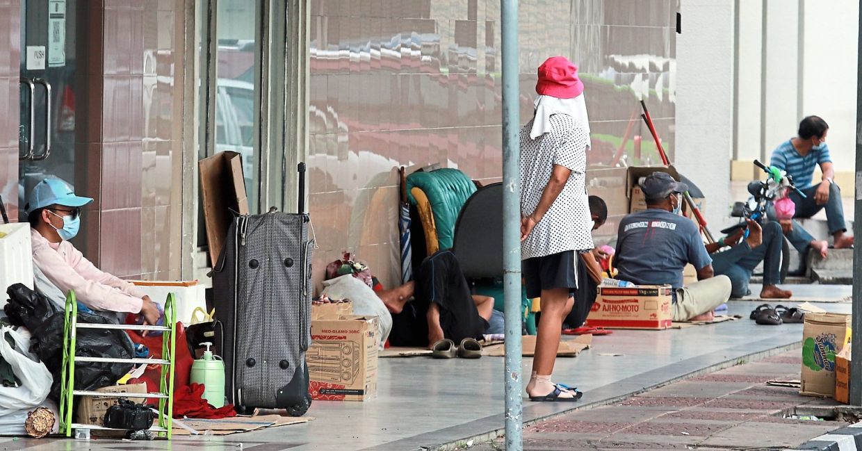 Group preference: The homeless in Ipoh are actually happier on sunny days. — RONNIE CHIN/The Star