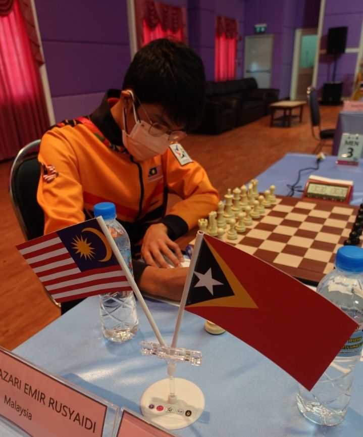 Emir represented Malaysia at the Asean University Games (AUG) in Ubon Ratchathani, Thailand.