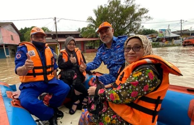 Thein (second from right in APM uniform) with trainees of the water rescue course.