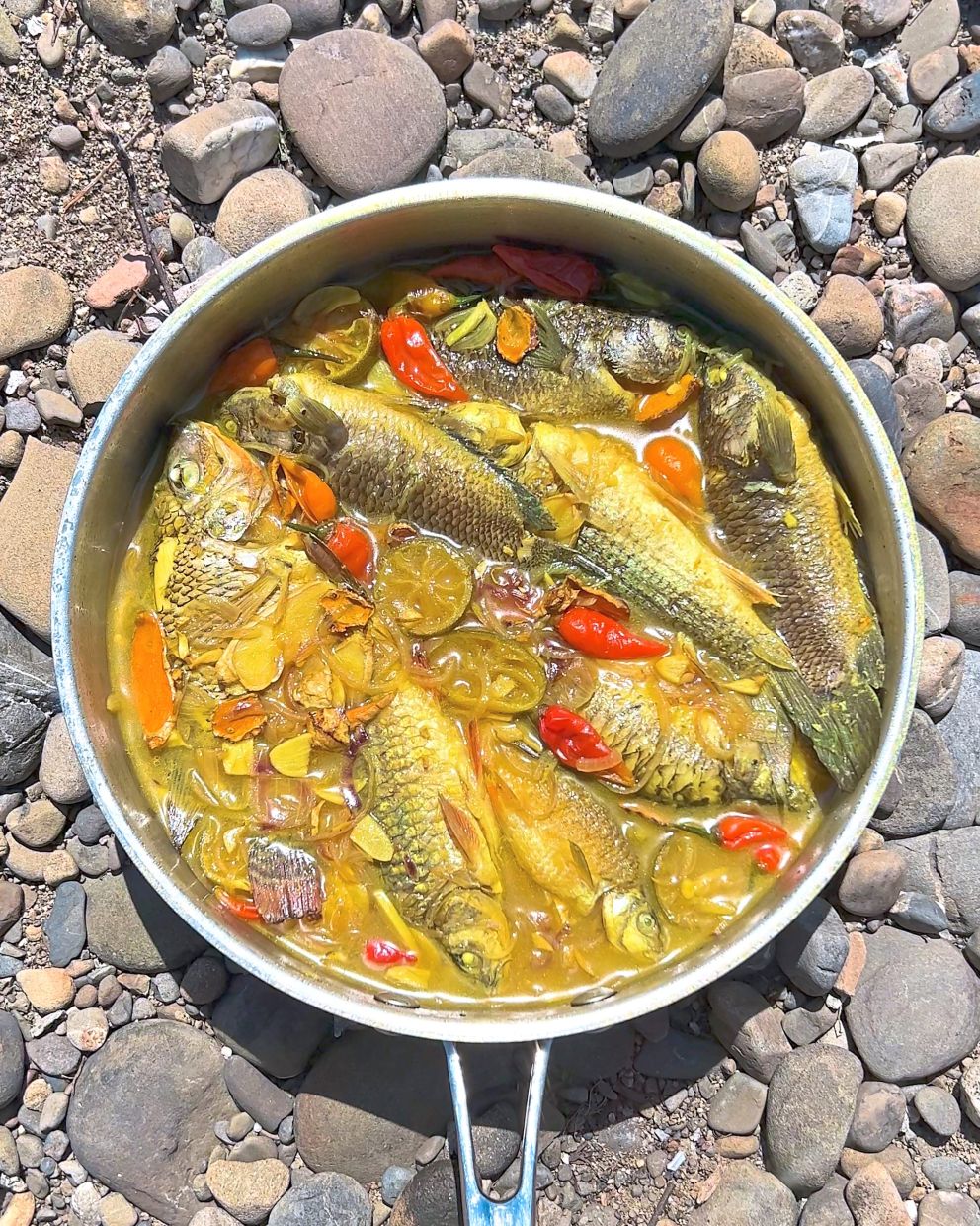 Sada pinarasakan/pinaasakan – a Sabahan fish dish by braising – are among the recipes shared in Ropuhan Di Tanak Wagu’s channels.