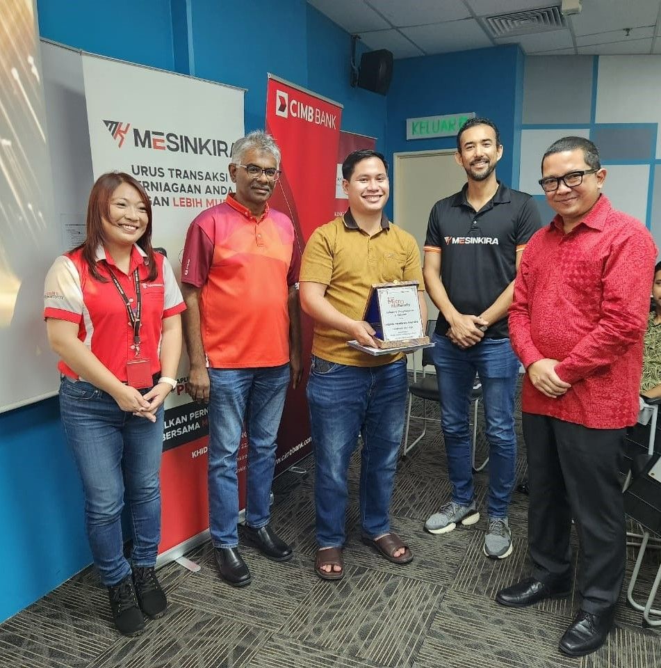 (From left): Taylor’s Education Group head of group communications & corporate social responsibility May Wong, CIMB Bank Berhad head of commercial banking - SME banking Jaya Balan Kathiravalu,  Ihsan Madu Empire founder Ahmad Ihsan, ModulEight Technologies Sdn Bhd chief executive officer Syed Omar Syed Abu Bakar Almohdzar and CIMB Islamic chief executive officer Ahmad Shahriman Mohd Shariff, during the award presentation at a closing ceremony of the CIMB MicroBizReady Programme.