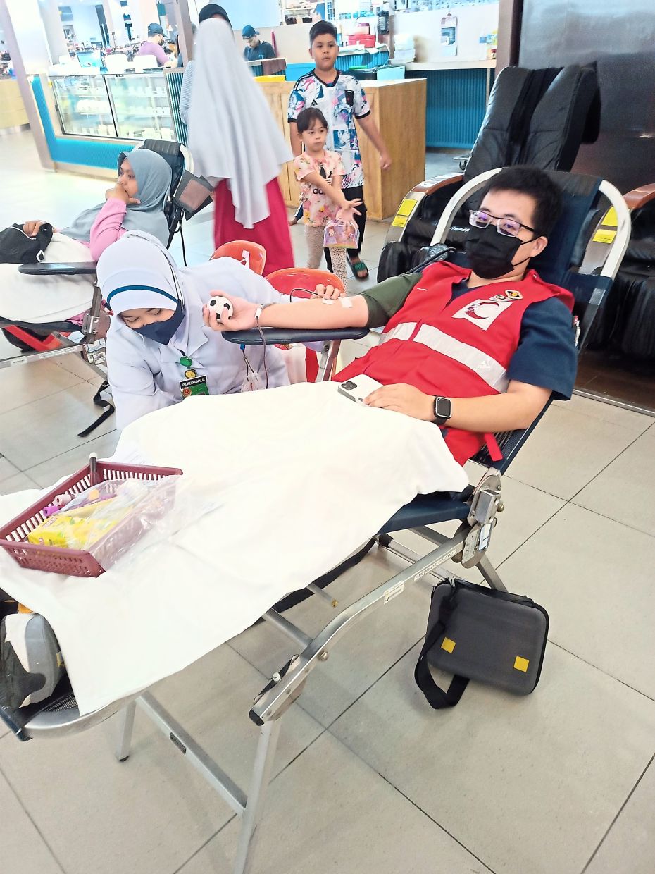 MRCS volunteer Teh Jhen Yang doing his bit to save lives by giving blood during the blood and organ donation drive.