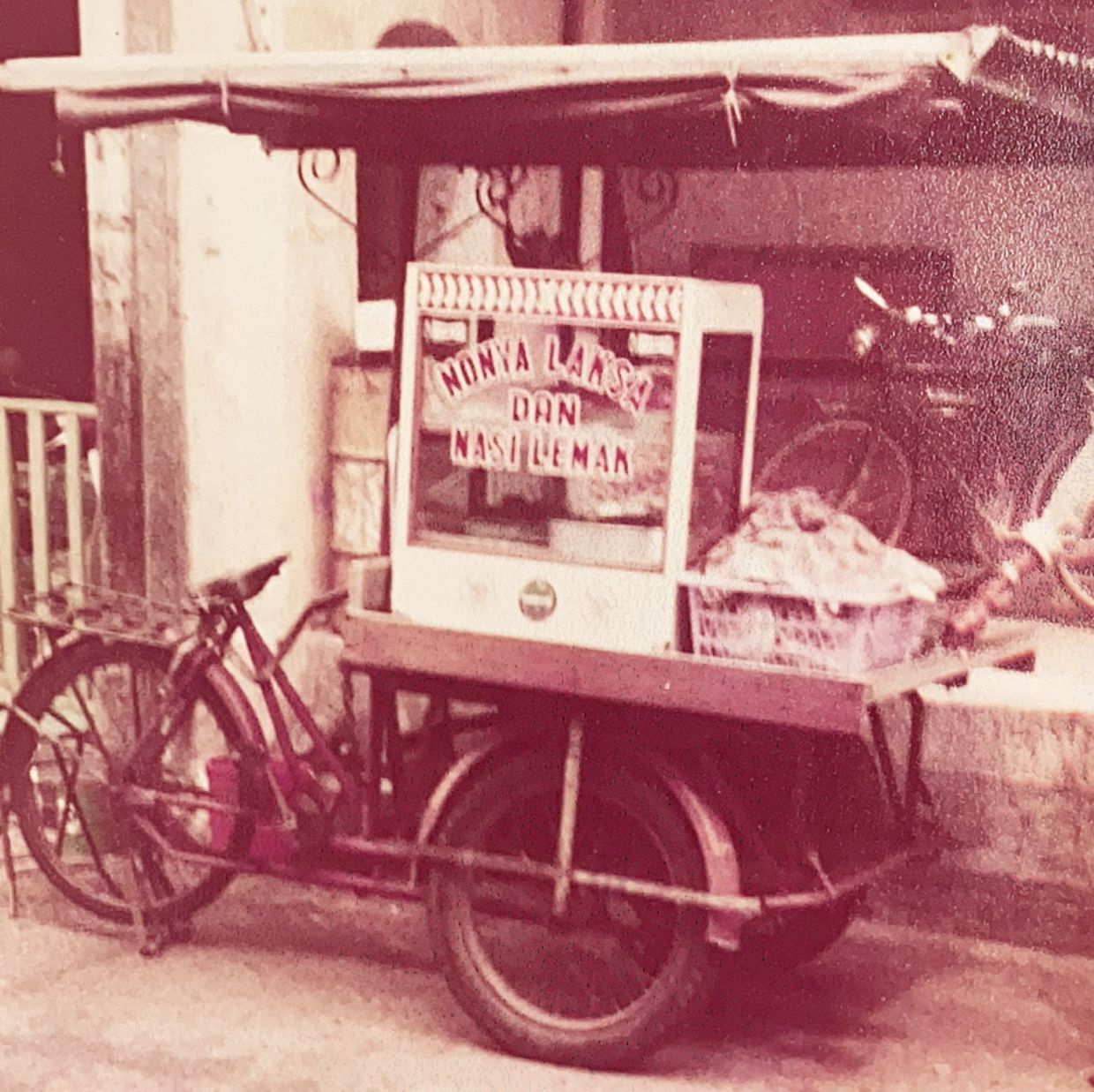 An archive image of Melaka's 'Donald & Lily's first push-cart laksa stall in the1980s. -- The family of Donald & Lily