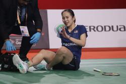 Pearly hurts elbow while retrieving shot and concedes match