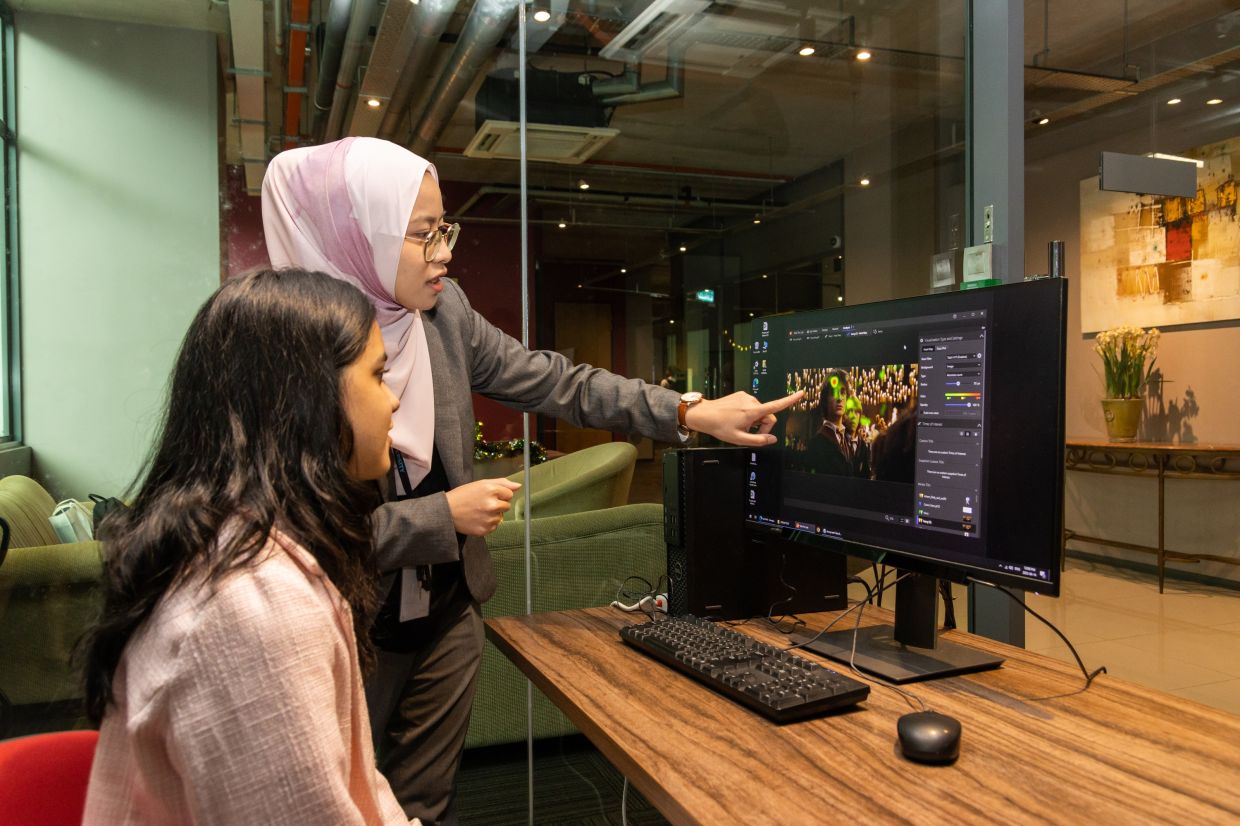 The close relationship between cognitive psychology and AI. APU School of Psychology lecturer Izzati Mohd Bashir uses the state-of-the-art Tobii Pro Fusion Eye Tracker to process human cognitive activity information through reading, scene perception, and visual searching. 