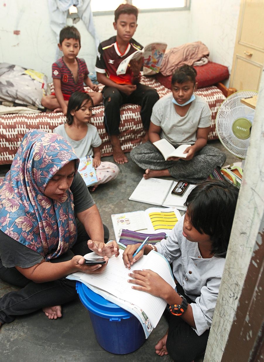 Poor living conditions, which include cramped and crowded spaces, can lead to increased risk of diseases and poor mental health in children. — Filepic