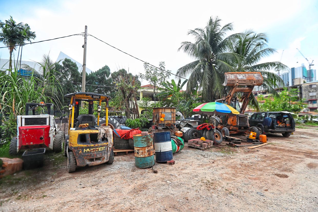Landowners ordered to clear construction waste - Vimarsana News