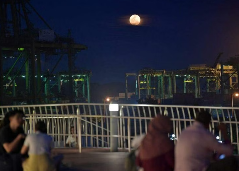 Singaporeans delighted to see supermoon on cloudy night - Vimarsana News